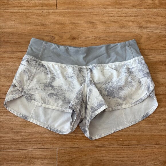 Lululemon Athletic Speed 4-Way Stretch Short 2.5” White Light Cast Women’s Sz 4